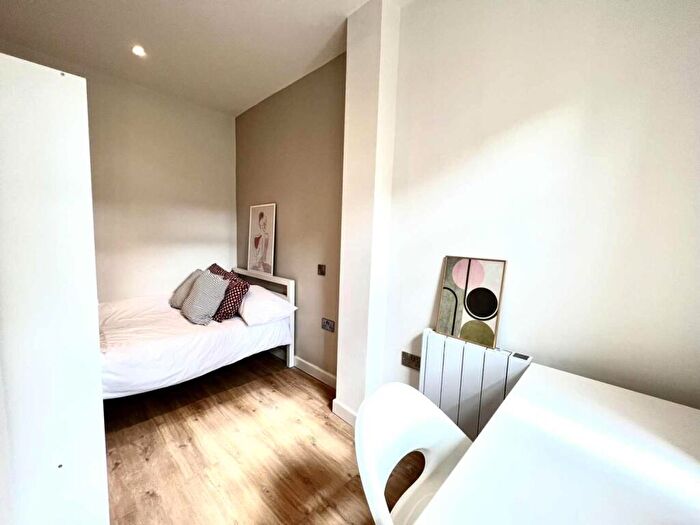 2 Bedroom Flat To Rent In Clarence Villas, Hawks Road, KT1