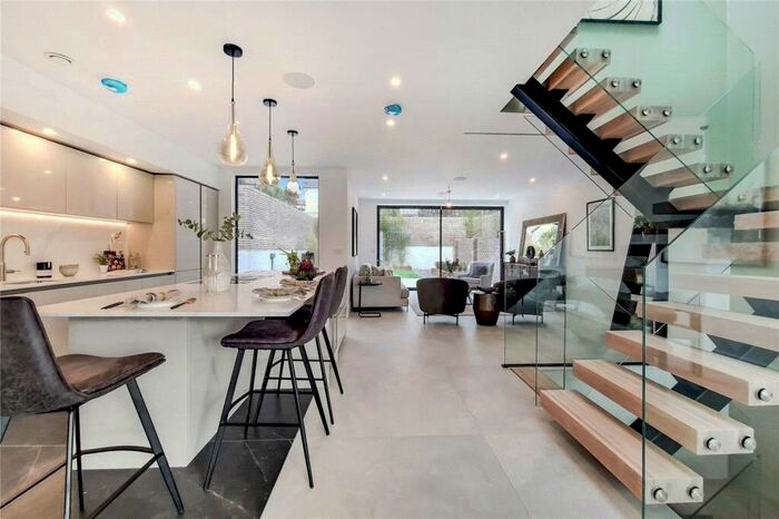 4 Bedroom Semi-Detached House To Rent In Gulliver Place, London, N10