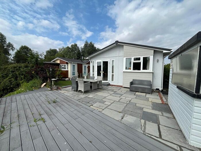 2 Bedroom Lodge For Sale In Crystal Lakes, Fenstanton, PE28