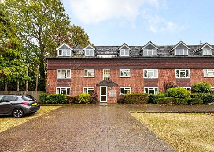 2 Bedroom Flat To Rent In Larch Close, Oxford, Oxfordshire, OX2