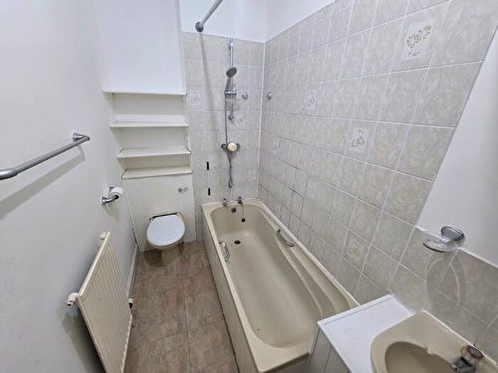 2 Bedroom Flat To Rent In Arbroath Road, Dundee, DD4