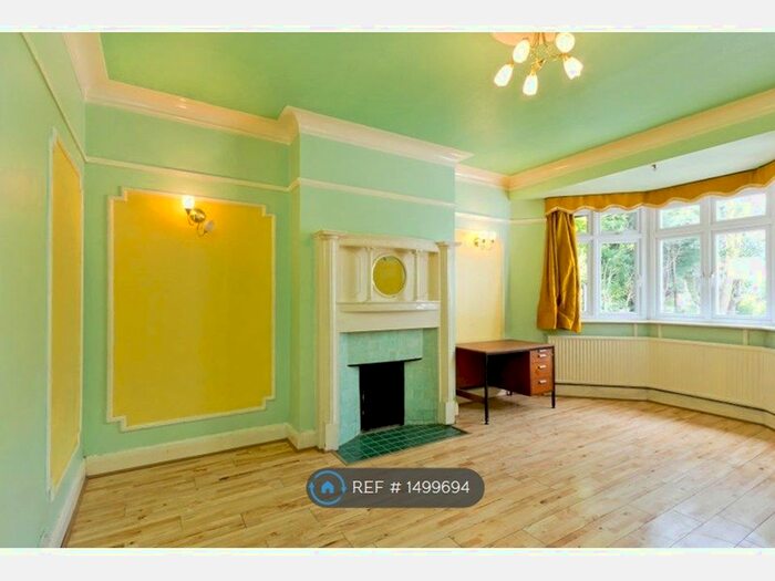 2 Bedroom Flat To Rent In A, London, NW2