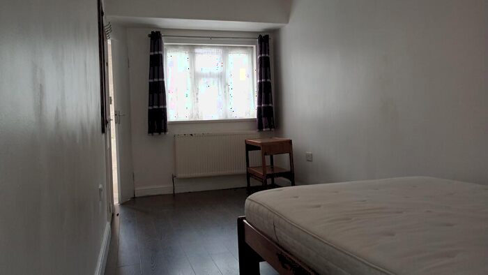 1 Bedroom Flat To Rent In Leyswood Drive, : Bed Bath Furn, IG2