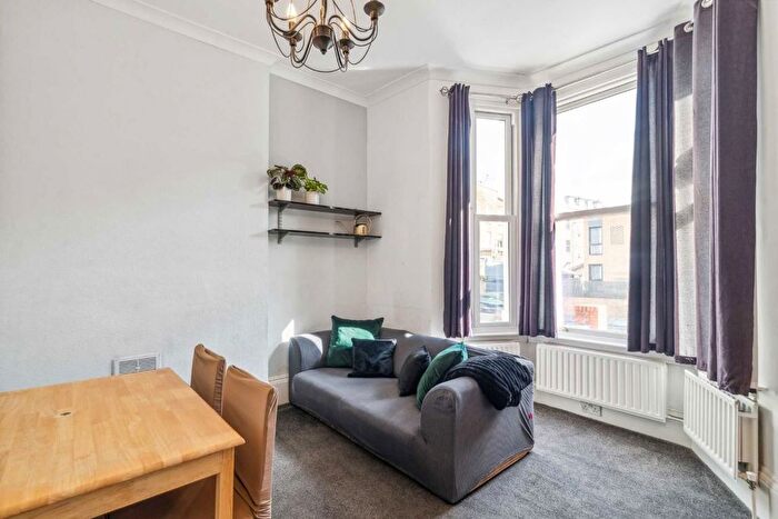 2 Bedroom Flat To Rent In Askew Road, London, W12