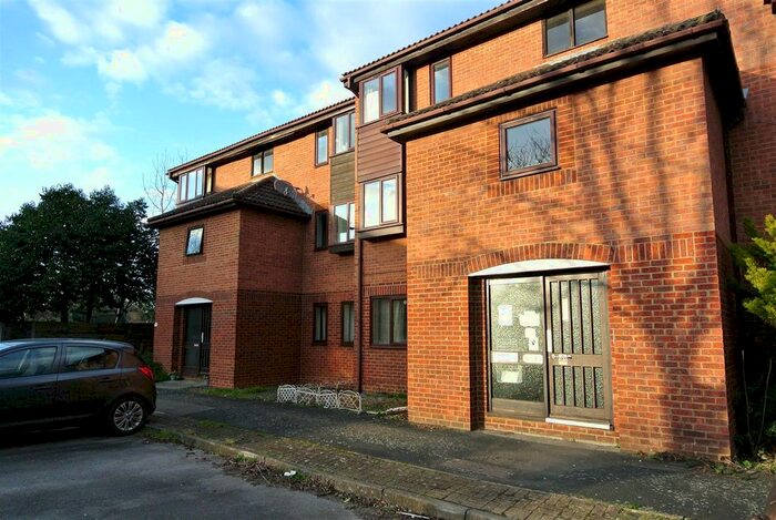 1 Bedroom Flat To Rent In Quincy Road, Egham, TW20