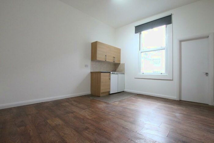 Studio To Rent In Cazenove Road, London, N16