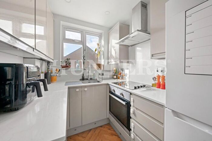 2 Bedroom Flat For Sale In Carlingford Road, London, N15