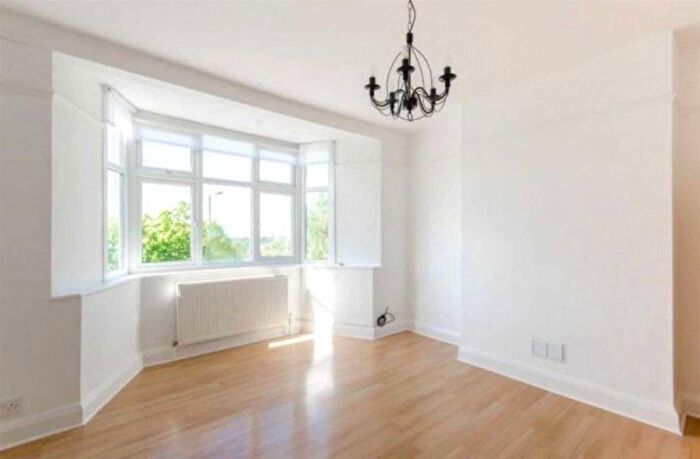 2 Bedroom Flat To Rent In East End Road, London, N2