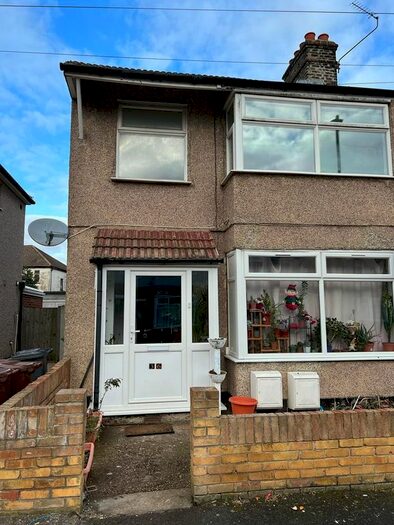 1 Bedroom Flat To Rent In Foxlands Road, Dagenham, RM10