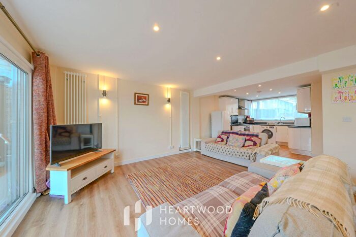 3 Bedroom Terraced House For Sale In Windmill Avenue, St. Albans, AL4