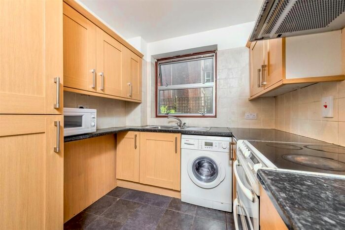2 Bedroom Flat To Rent In Parkgate Road, London, SW11