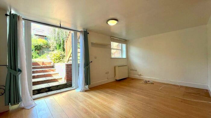 Studio To Rent In Milman Road, Reading, Berkshire, RG2