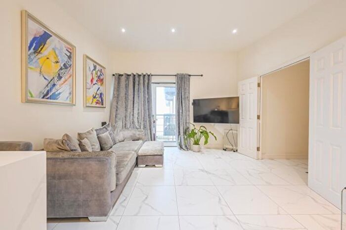 2 Bedroom Flat For Sale In Fishguard Way, London, E16