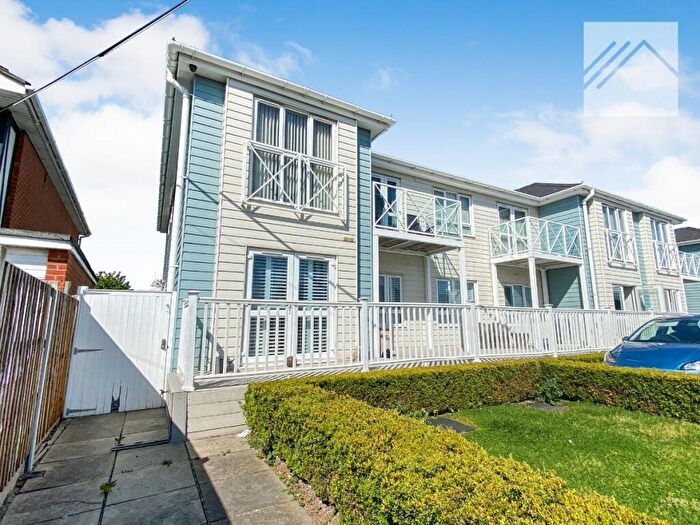 2 Bedroom Flat For Sale In Hamilton Court, Canvey Island, SS8