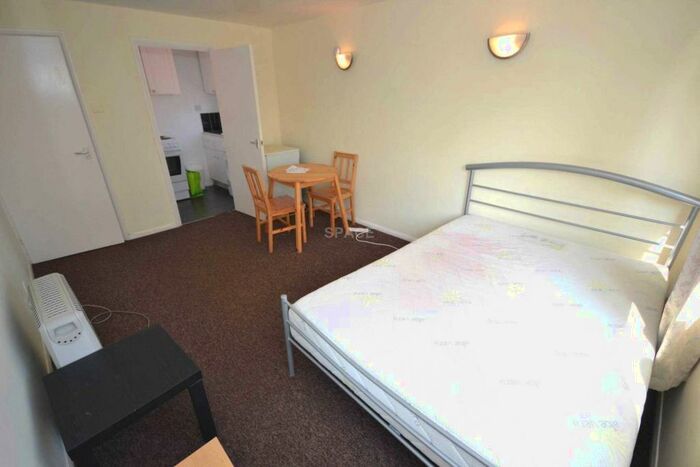 Studio To Rent In Alpha House Flats, Kendrick Road, Reading, Berkshire, RG1