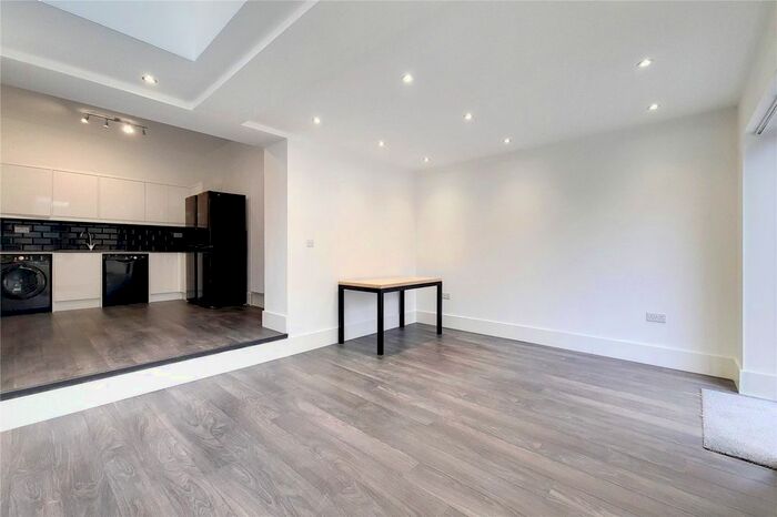 4 Bedroom Flat To Rent In Gordon Road, Grove Park, W4