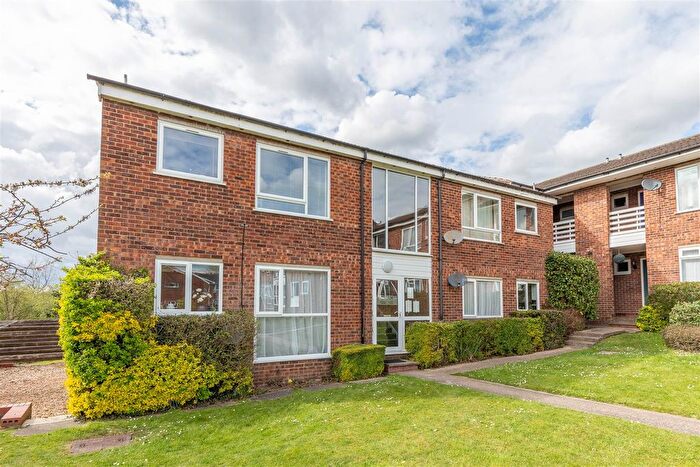 2 Bedroom Flat For Sale In Chiltern Park Avenue, Berkhamsted, HP4