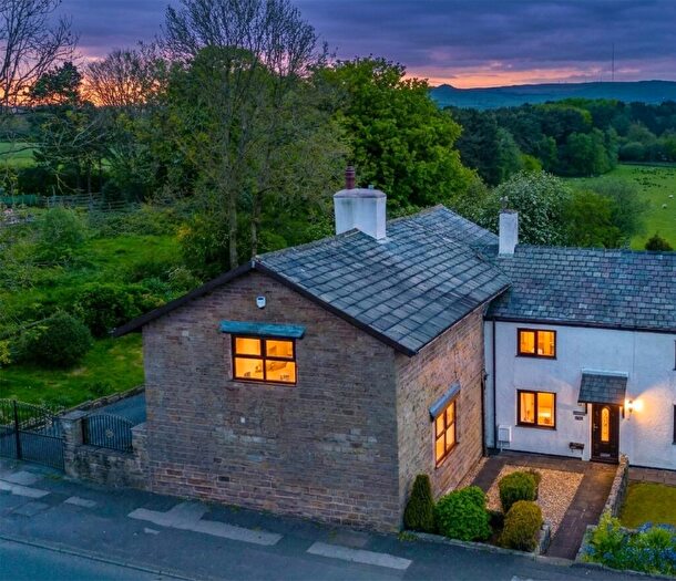 4 Bedroom Semi-Detached House For Sale In Manchester Road, Blackrod, Bolton, BL6