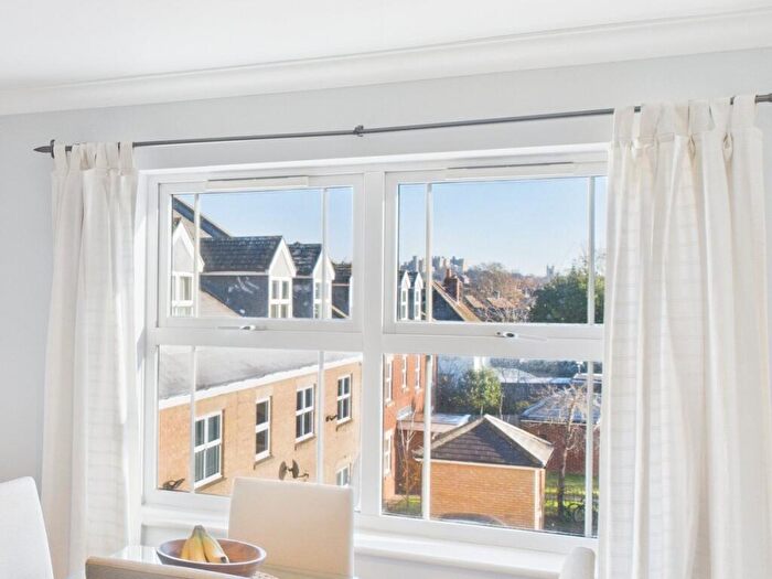2 Bedroom Apartment For Sale In Clarence Road, Windsor, Berkshire, SL4