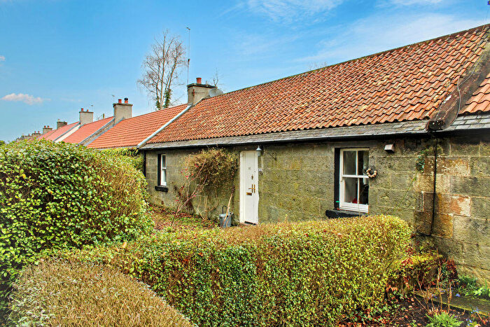 2 Bedroom Cottage For Sale In Kennet Village, Kennet, FK10