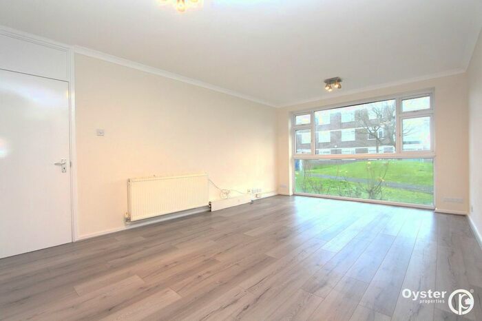 2 Bedroom Flat To Rent In Stratton Close, Edgware, HA8