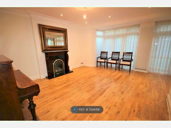 1 Bedroom Flat To Rent In Evelyn Road, Cockfosters, Barnet, EN4