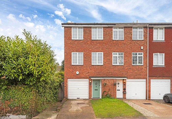 4 Bedroom End Of Terrace House For Sale In Kingsley Road, Orpington, BR6
