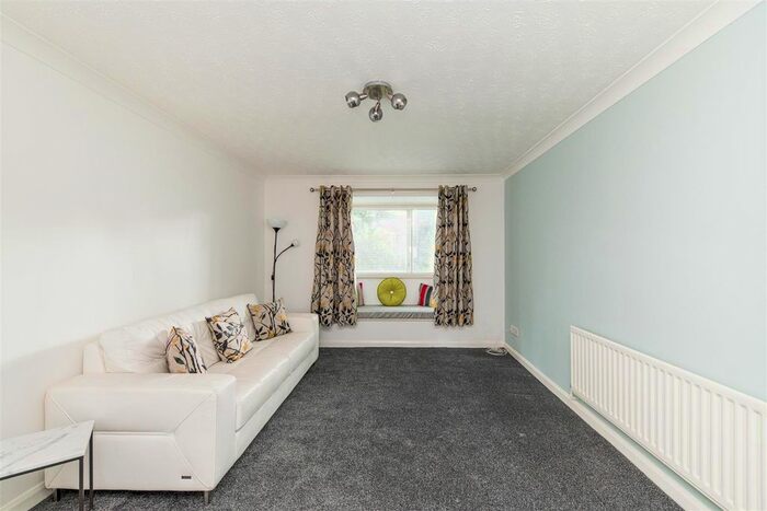 2 Bedroom Flat To Rent In High Dene, Jesmond, Newcastle Upon Tyne, NE7