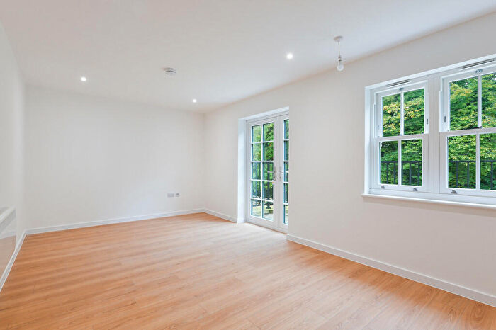 2 Bedroom Apartment To Rent In Flat Woodcote Reservoir, CR8