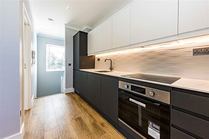 1 Bedroom Flat To Rent In Sandycombe Road, Kew, TW9