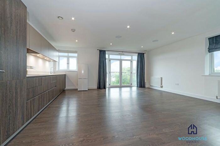 2 Bedroom Flat To Rent In Station Road, Potters Bar, EN6