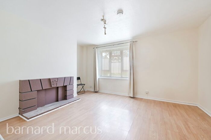 2 Bedroom Flat To Rent In Hazelhurst Road, London, SW17