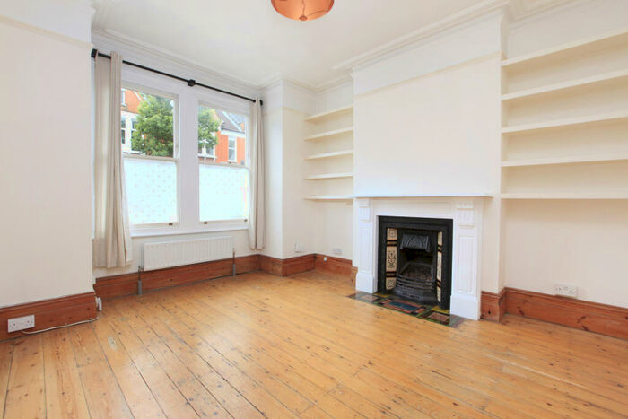 2 Bedroom Flat To Rent In Dagnan Road, Clapham South, London, SW12