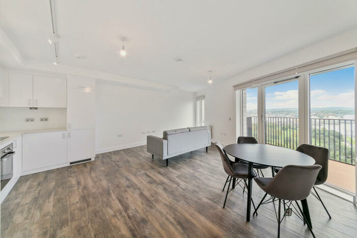 3 Bedroom Apartment To Rent In Pontoon Dock London, E16