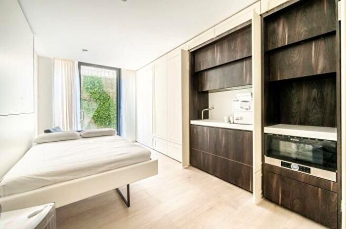 Studio To Rent In Loftus Road, London, W12