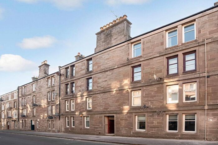 2 Bedroom Flat To Rent In Baldovan Terrace, Stobswell, Dundee, DD4
