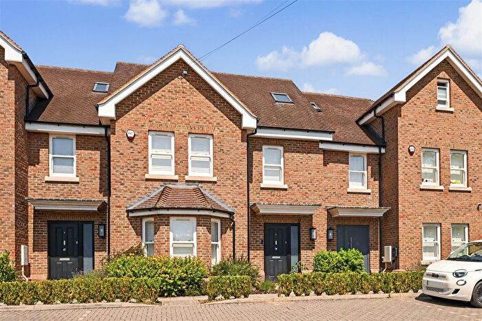4 Bedroom Property For Sale In Luton Road, Harpenden, AL5