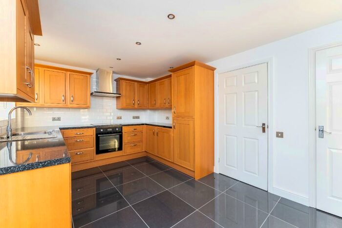 3 Bedroom End Of Terrace House To Rent In Blunden Drive, Slough, Berkshire, SL3