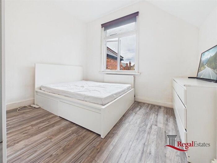 Studio To Rent In Park Avenue, London, NW2