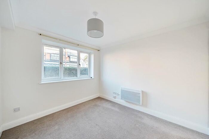 2 Bedroom Apartment To Rent In Station Road, Henley, RG9