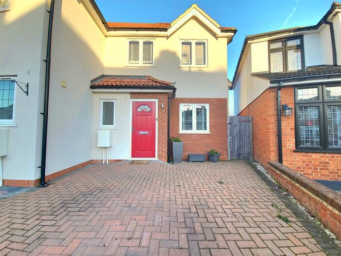 3 Bedroom Semi-Detached House To Rent In Woodlands Road, Romford, RM1