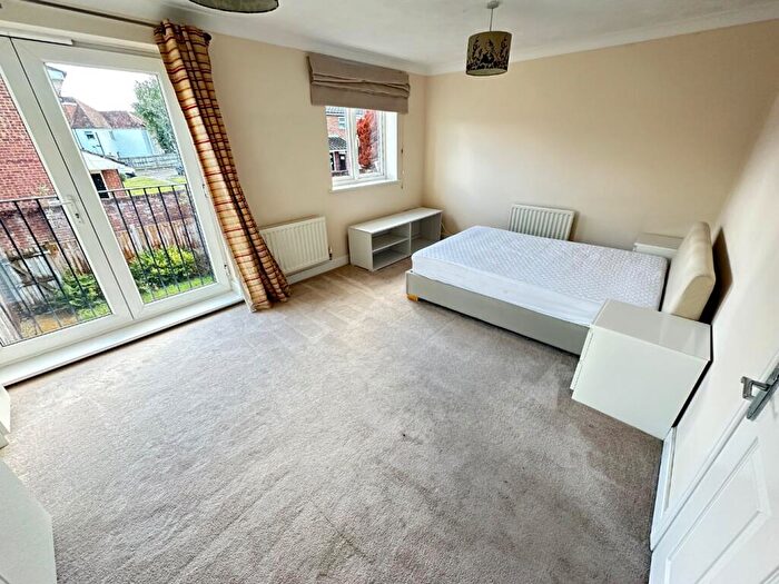 5 Bedroom Town House To Rent In Primrose Close, Luton, Bedfordshire, LU3