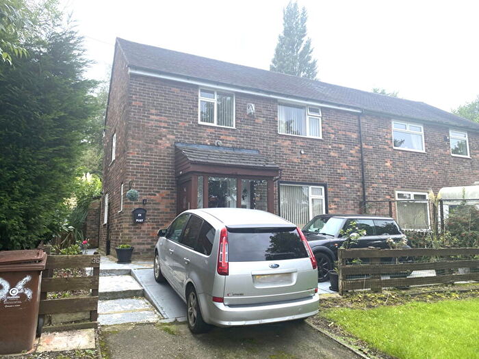 4 Bedroom Semi-Detached House For Sale In Keswick Avenue, Oldham, OL8