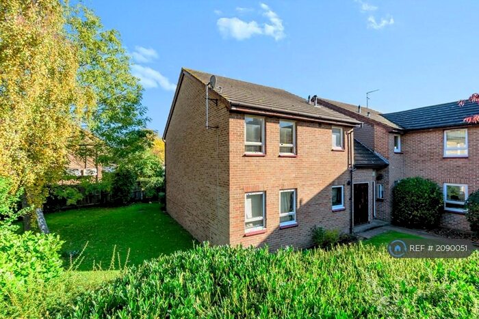 Studio To Rent In Westcott Road, London, SE17