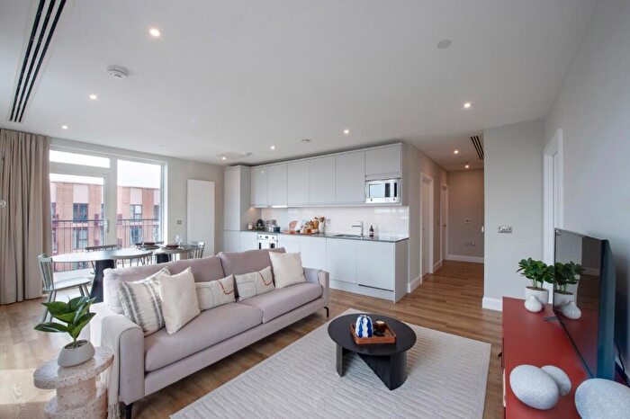 3 Bedroom Apartment To Rent In Moat Street, London, SW11