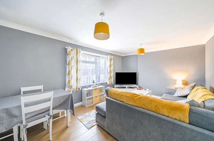 2 Bedroom Flat For Sale In Dyneley Green, Townhill Park, Southampton, Hampshire, SO18