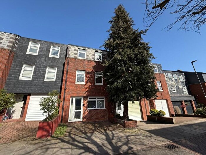 4 Bedroom Terraced House For Sale In Colebrook Way, London, N11