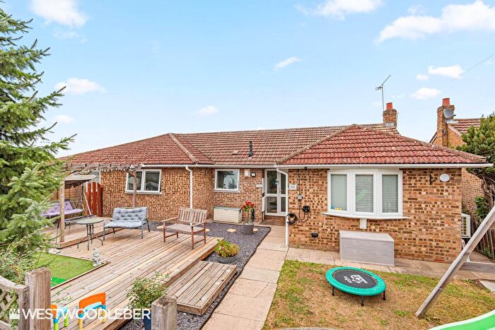 4 Bedroom Detached Bungalow For Sale In Whitley Road, Hoddesdon, EN11