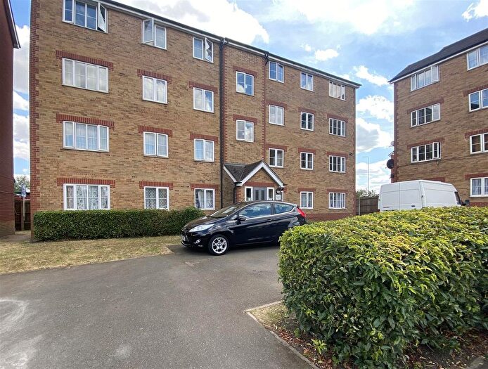 2 Bedroom Flat To Rent In Plotters Court, Hoddesdon, EN11