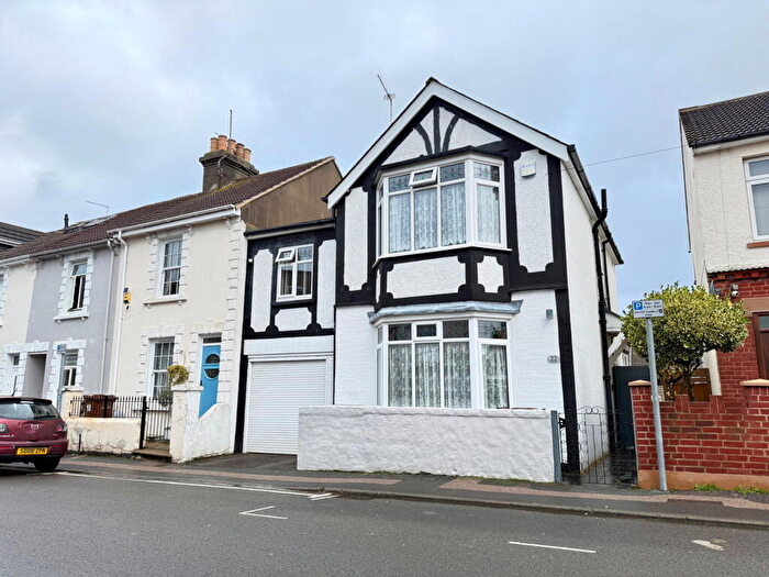 4 Bedroom End Of Terrace House For Sale In Spacious And Versatile Home With Fantastic Travel Links And Family Amenities Close By - Livingstone Road, ME7